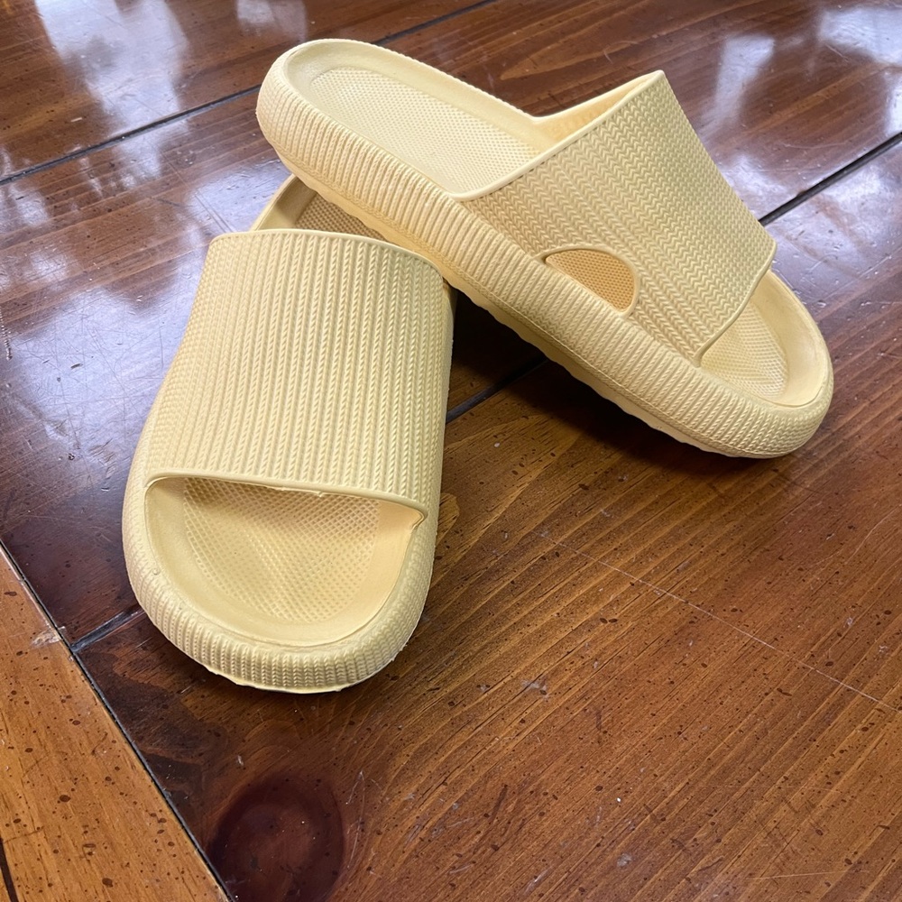 Men's Cloud Slides Pillow Sandals Yellow Size 9.5 Cushion Slippers EUC